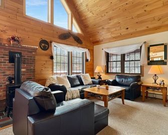 Beechwood Home - 4 Bedrooms and 3 Baths, sleeps 10 - Mendon - Living room