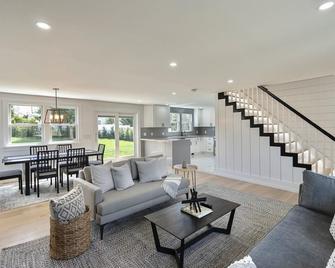 Newly Renovated Hamptons Home Near the Beach - Hampton Bays - Sala de estar