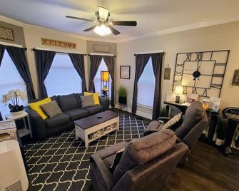 Downtown Kzoo with 3rd Floor Arcade Room - Kalamazoo - Living room