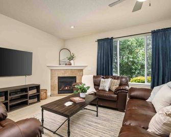 Relax, Shop & Explore from Updated Woodburn Home, Next to Outlets, Pet Friendly, Fenced Backyard - Woodburn - Sala de estar