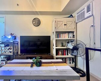 Manila Staycation for 4, near Taft, Skyway, Hospitals w/ pool & WiFi - Manila