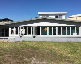 Kiwiana Getaway - classic kiwi beach bach - Pikowai - Edificio