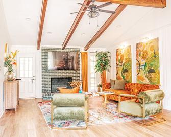 Yellow Door Ranch Near Atlanta International Airport - Fairburn - Wohnzimmer