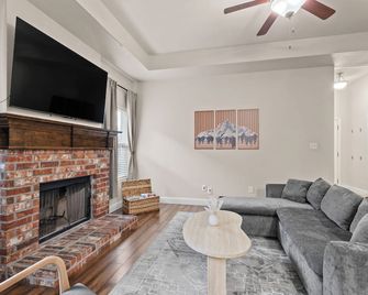 Family-Friendly 3BR Retreat Sleeps 10 King Suite Bunks and Office - Lake Dallas - Sala de estar