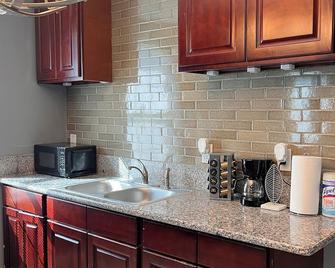 Charming 2-bedroom townhome 5 mins from Airport - Kenner - Kitchen