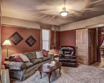Family And Pet Friendly Demmler House - Eau Claire - Living room