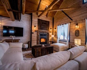 Les 3 Cavaliers - Les Chalets Spa Canada - La Malbaie - Living room