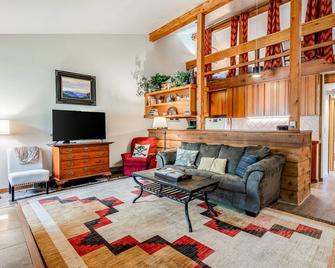Lovely condo with fireplace, skiing, balcony, full kitchen & washer/dryer - Wilson - Living room