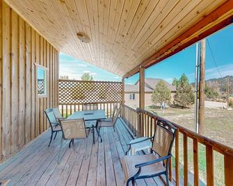 Twin Feathers Cabin - Garden Valley - Balcón