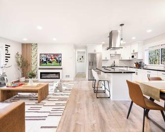 Contemporary Single-Level 2024 Remodeled Rambler | Rv Parking - Seattle - Kitchen