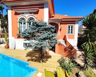 Centenary chalet in Carcavelos, with 8 bedrooms, garden and pool. 1km from the beach - Carcavelos - Piscină