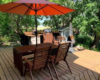 Incredible Waterfront Cottage with Hot-tub, Barbecue and Fire Pit in Portage la Prairie, Manitoba - Portage la Prairie - Patio
