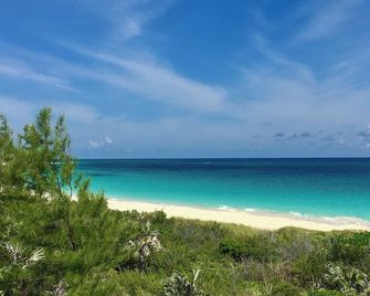 Brand New Dec. 2025, Affordable, Great Location, Right Next to Airport Beach. - Governor’s Harbour - Beach