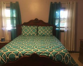 1 bedroom Cozy, comfy, super clean, great location and own entrance!! - Shelton - Bedroom