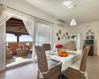 Casa Jonica by BarbarHouse - San Pietro in Bevagna - Comedor