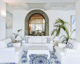 ميرامار إي كاستيلو هوتل - إيشيا - غرفة معيشة