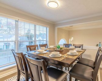 Cozy Sweet Peach 4 BR 3 BA with Bonus Room & Screened Porch - Pet Free home - Lawrenceville - Dining room