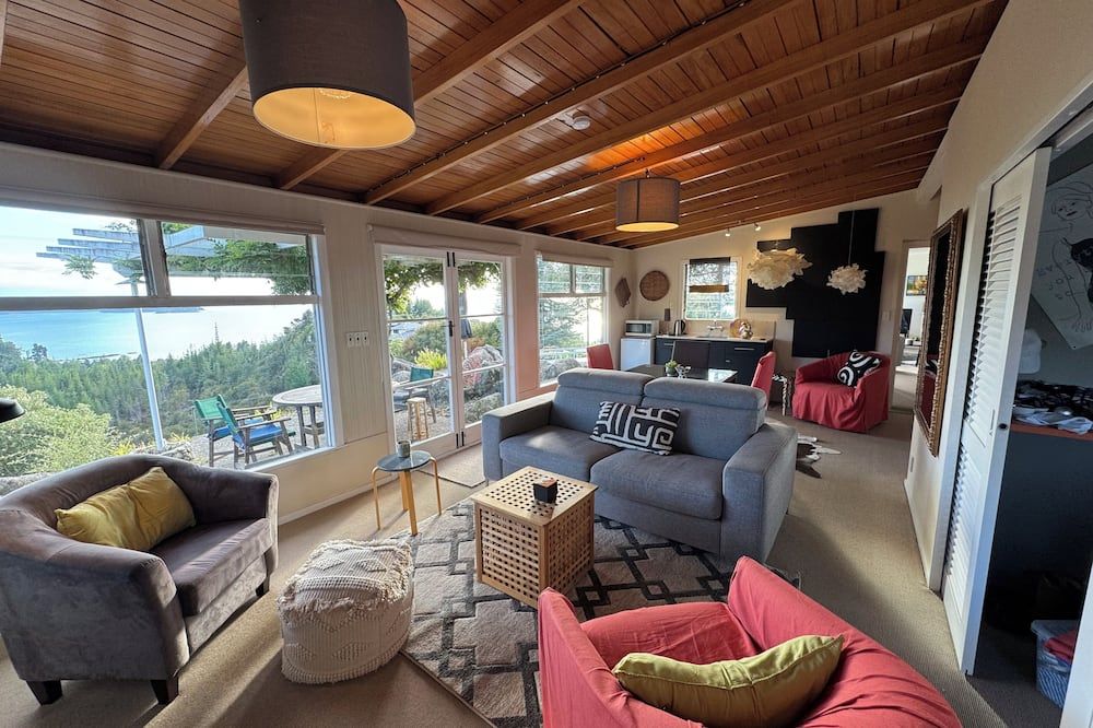 Hilltop Heaven - Kaiteriteri Holiday Home - קאיטריטרי - סלון