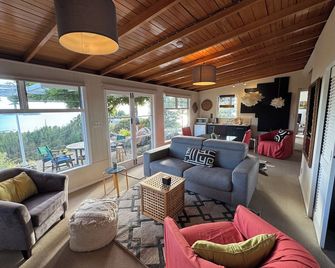 Hilltop Heaven - Kaiteriteri Holiday Home - קאיטריטרי - סלון