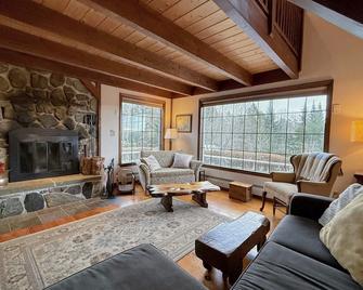 5H Charming Hilltop Farmhouse with Stunning Views & Modern Comforts Near Mountain View Grand Resort - Whitefield - Sala de estar