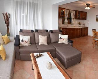 Artemis Apartment With Stunning View - Amaliapoli - Sala de estar