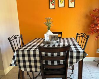 Charming 3-bedroom townhome in delightful South Sacramento with AC, WiFi - Sacramento - Dining room