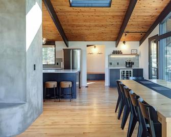 River Ridge Overlook - Modern Riverfront Retreat | Luxe 3BR Hideaway on 20+ Acre - Ruckersville - Cocina