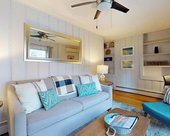 Cozy 1 Bed, 1 Bath In Brookline Village - Brookline - Living room