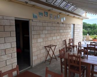 Hostal Nueva Vida - Playa Larga - Patio