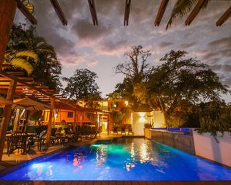 Hotel Maya Tulipanes Palenque - Ruinas de Palenque - Alberca