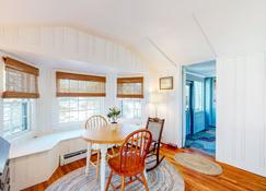 Cozy in-law suite near Edgartown & the beach with patio, outdoor shower, & AC - Edgartown - Dining room