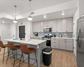 Cliffside Vista Stay for 7! - Hurricane - Kitchen