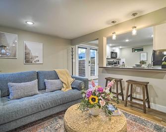 Alluring Anchorage Apt - Walk to Coastal Trl! - Anchorage - Living room