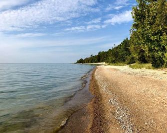 Be our guests cottage Close to Lake Michigan and 10 minutes to Charlevoix. - Charlevoix - Beach