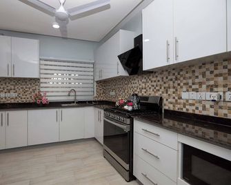 Spacious 2BR private apartment setting for families near Accra. - Aburi - Cocina