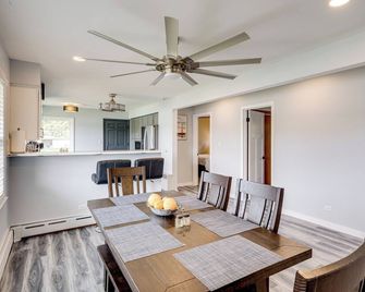 Riverfront McHenry Home w/ Dock & Kayaks - McHenry - Jídelna