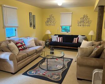 Wonderful Beach House-5 blocks to LightHouse & 2 blocks to beach- Open 8/25-9/1! - Barnegat Light - Sala de estar
