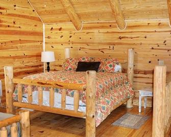 Traditional Cabin - Perfect for a Couples Getaway - Glenwood - Bedroom
