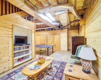 Cabin on 22 Acres w/ Patio - 3 Mi to Blowing Rock! - Lenoir - Living room