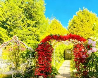 Cozy 3br Villa Garden View Beach - Surrey - Outdoors view