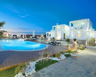 米蘭德套房飯店 - 阿達瑪斯 - 游泳池