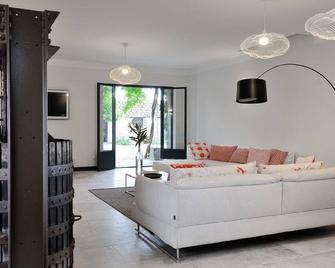 Domaine de l'Odylée, in the heart of the vineyards, ideal for family reunions and seminars. - Violès - Living room