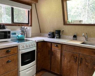 The Cabin - Fall Colors Abound - Susanville - Keuken