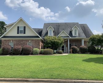 Middle GA Getaway/Retreat Location - 5 bedroom Home - Warner Robins - Building