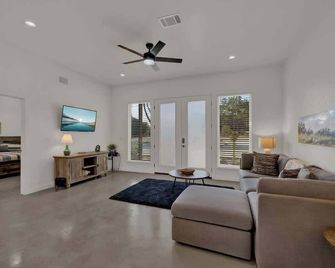 Serene Guadalupe Getaway-River Access Nearby! - Spring Branch - Living room