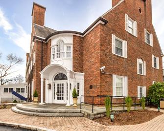 Peaceful Spa Villa Getaway - Hot Tub - 3 minutes to Mohegan Sun Casino - Norwich - Building
