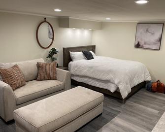 Beautiful & Large Garden Level Studio - Stockton - Habitación