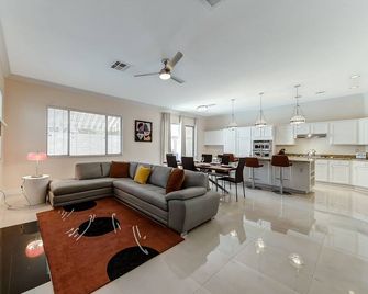Why Stay In The Confinement Of A Hotel When You Can Stay In This Las Vegas Oasis - Enterprise - Sala de estar