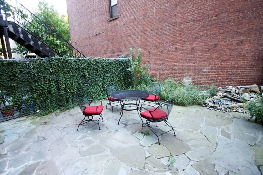 Manhattan Chic 1 Bedroom Apartment With Private Garden - ניו יורק - פטיו