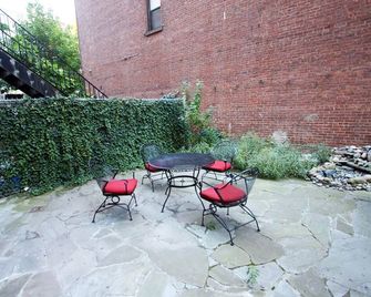 Manhattan Chic 1 Bedroom Apartment With Private Garden - ניו יורק - פטיו